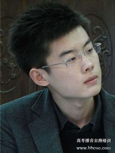 播音班学员钟子轩在课堂